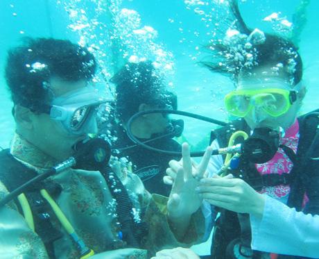 Le plus grand mariage collectif  sous-marin au Vietnam